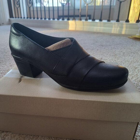 Clarks Black Loafer shoe-8 New in box - Picture 1 of 7